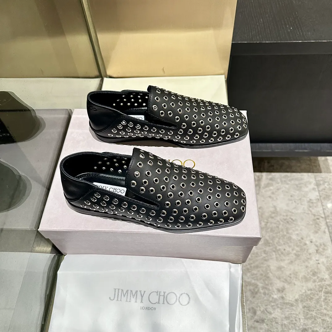 👟👟Ex-factory price 660👟👟 The new JIMMY CHOO, Loaf shoes, exclusive sale, rivet decoration design style is very unique, designed with the latest technology, strong three-dimensional effect👍Multiple technologies are integrated together, subverting fashion, super stylish! The combination is super beautiful. The original version is 1:1, versatile and trendy, both salty and sweet! Size: 35-40 Outsole: Leather outsole